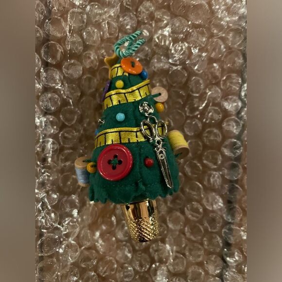 🆕 Hallmark Keepsake Ornament TRIM A TINY TREE Sewing 2005 - Picture 6 of 7